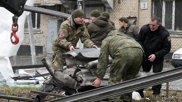 Das russische Militär greift auch die Hauptstadt der Ukraine, Kiew, an. Arbeiter räumen die Trümmer einer Rakete auf einen Lastwagen.