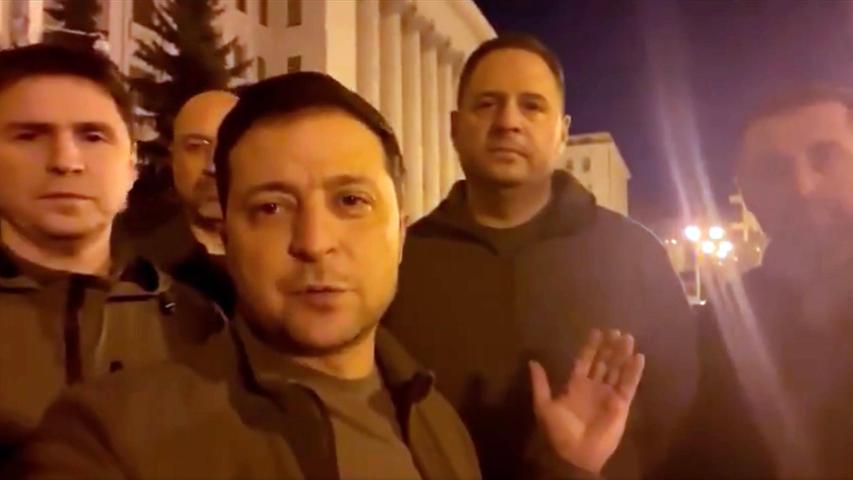 Selenskyj erwartet in der Nacht auf Samstag den Ansturm der russischen Armee auf Kiew. In einer Erklärung am späten Freitagabend ruft er die Bevölkerung zur entschlossenen Verteidigung der Hauptstadt auf. "Das Schicksal des Landes entscheidet sich gerade jetzt", sagt er in einer Videobotschaft.
