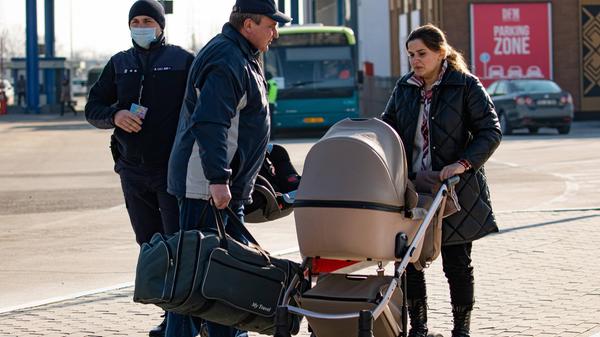 Tausende Ukrainer befinden sich mittlerweile auf der Flucht. Diese Familie sucht im benachbarten Moldawien Schutz.