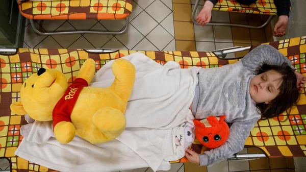 Die ersten Flüchtlinge treffen auch in Polen ein - darunter viele Familien mit Kindern.