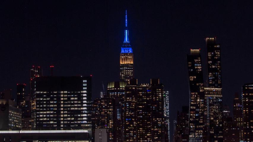 Aus Solidarität erstrahlen viele Gebäude auf der Welt in den Farben der Ukraine - wie hier das Empire State Building in New York, das...