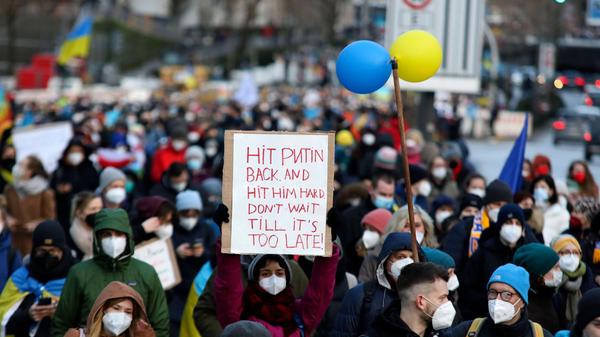 In zahlreichen Städten gehen die Menschen auf die Straße und protestieren für ein Ende des Krieges - etwa hier in Hamburg,...