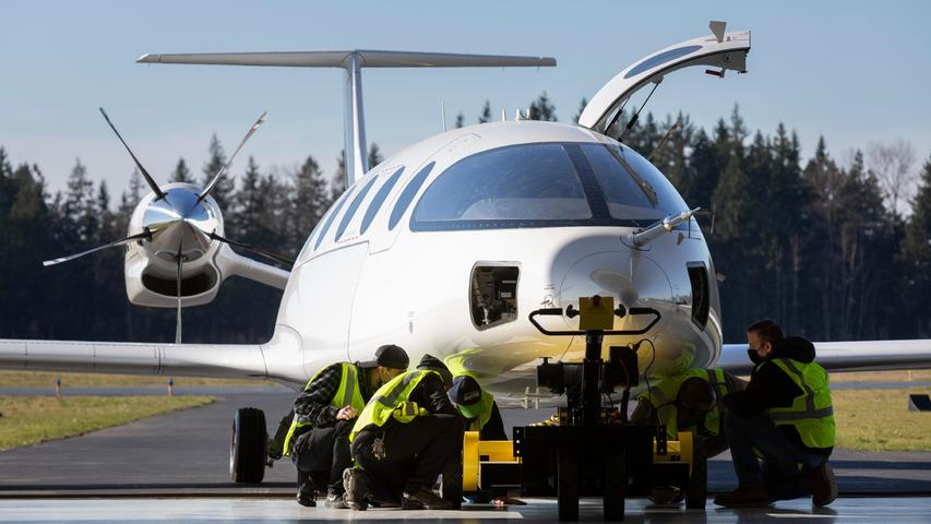 Mitglieder des Bodenpersonals bereiten den Prototyp des vollelektrischen Flugzeugs Alice für einen Rolltest auf dem Arlington Municipal Airport in den USA vor. Es wird davon ausgegangen, dass der Erstflug in den kommenden Wochen stattfinden wird.