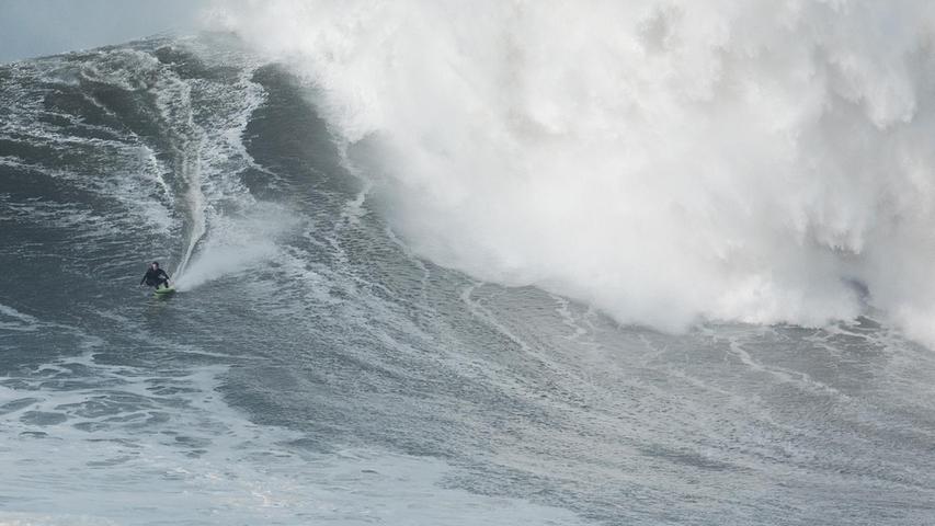 Der Nürnberger Sebastian Steudtner ist zurück. Nach langer Verletzungspause hat er am Freitag in Portugal sein Comeback in bis zu 20 Meter hohen Wellen gegeben.