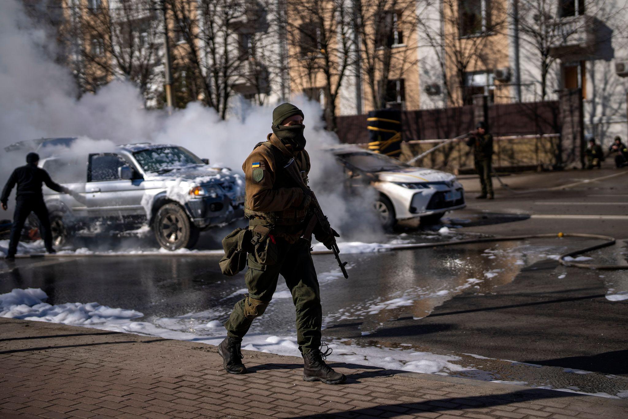 Ukraine Bekommt Ausländische Militärhilfe - Deutschland Schickt 5000 Helme