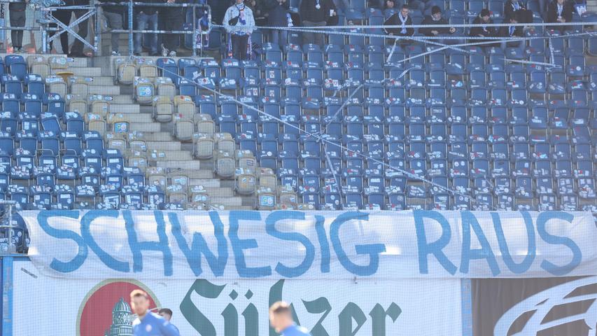 Dieses Transparent mit Kritik an der Ministerpräsidentin Manuela Schwesig hängten Rostock-Fans im Ostseestadion auf. 