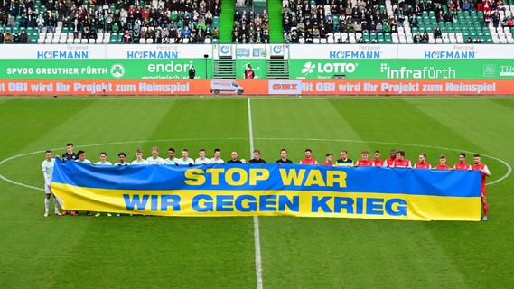 "Stop War": Club und Kleeblatt mit klarer Ukraine-Botschaft  - Schweigeminute im Stadion