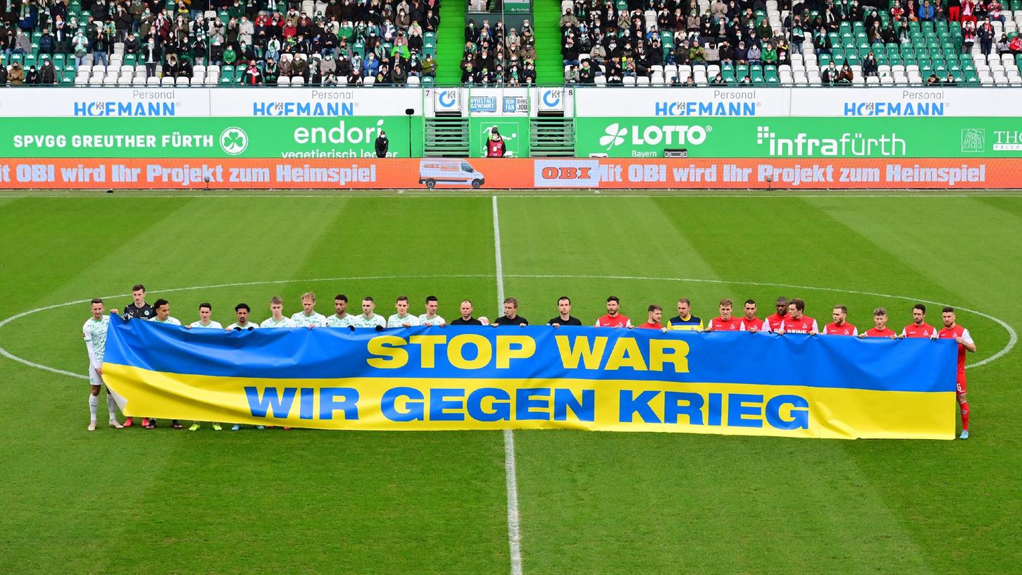 Dieses Banner entrollten Fürth und Köln am Samstag im Ronhof.