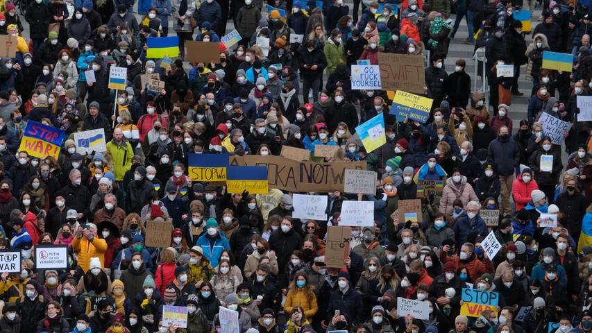 In Bayern haben Tausende Menschen gegen den Krieg in der Ukraine demonstriert. Auf dem Kornmarkt in Nürnberg kamen laut Polizei etwa 3500 Menschen zusammen. 