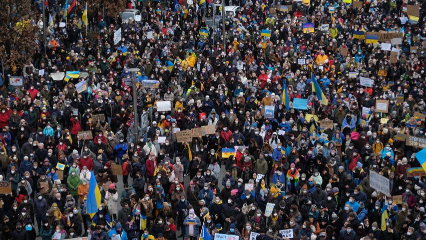 Bereits am Donnerstagabend hatten dort mehr als 1000 Menschen ihre Solidarität mit der Ukraine bekundet. 