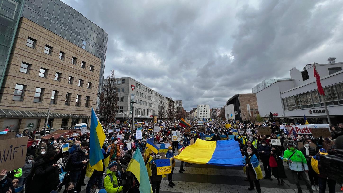 Am 26. Februar 2022 protestierten am Nürnberger Kornmarkt mehrere tausend Demonstranten gegen den Krieg gegen die Ukraine. Für Samstag wurden am Kornmarkt wieder Kundgebungen angemeldet.