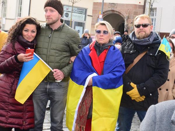 Protest in den Farben der Ukraine. 