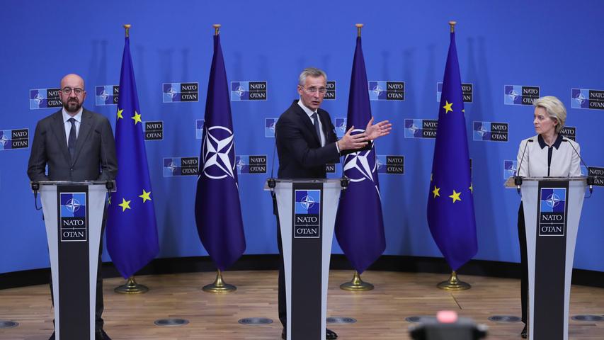Die Nato aktiviert Verteidigungspläne für Osteuropa, schließt aber eine militärische Unterstützung der Ukraine weiter aus. USA und EU verhängen umfangreiche Sanktionen - etwa gegen russische Banken, die Luftverkehrsbranche sowie den Energie- und Technologiesektor. Die Nato aktiviert Verteidigungspläne für Osteuropa, schließt aber eine militärische Unterstützung der Ukraine weiter aus. USA und EU verhängen umfangreiche Sanktionen - etwa gegen russische Banken, die Luftverkehrsbranche sowie den Energie- und Technologiesektor.