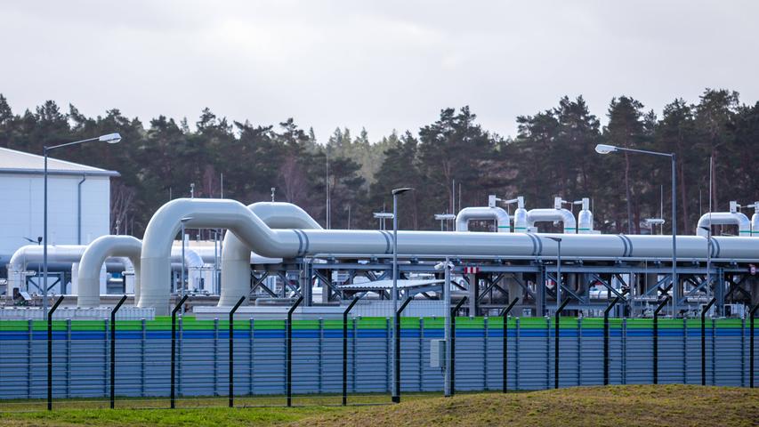 USA, EU und Verbündete verhängen Strafmaßnahmen gegen Russland. So legt Berlin die Ostsee-Gaspipeline Nord Stream 2 für unbestimmte Zeit auf Eis. Die Sanktionen zielen etwa auf Banken, Geschäftsleute und Entscheidungsträger, die die Politik Putins mittragen. Der Präsident selbst steht nicht auf der Liste. Das Bild zeigt die in Mecklenburg-Vorpommern gelegene Anlandestation der Gaspipeline Nord Stream 2.