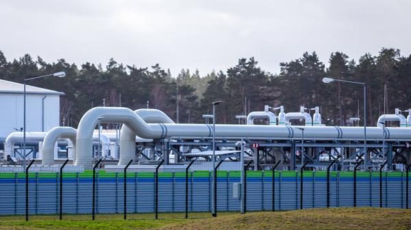 USA, EU und Verbündete verhängen Strafmaßnahmen gegen Russland. So legt Berlin die Ostsee-Gaspipeline Nord Stream 2 für unbestimmte Zeit auf Eis. Die Sanktionen zielen etwa auf Banken, Geschäftsleute und Entscheidungsträger, die die Politik Putins mittragen. Der Präsident selbst steht nicht auf der Liste. Das Bild zeigt die in Mecklenburg-Vorpommern gelegene Anlandestation der Gaspipeline Nord Stream 2.