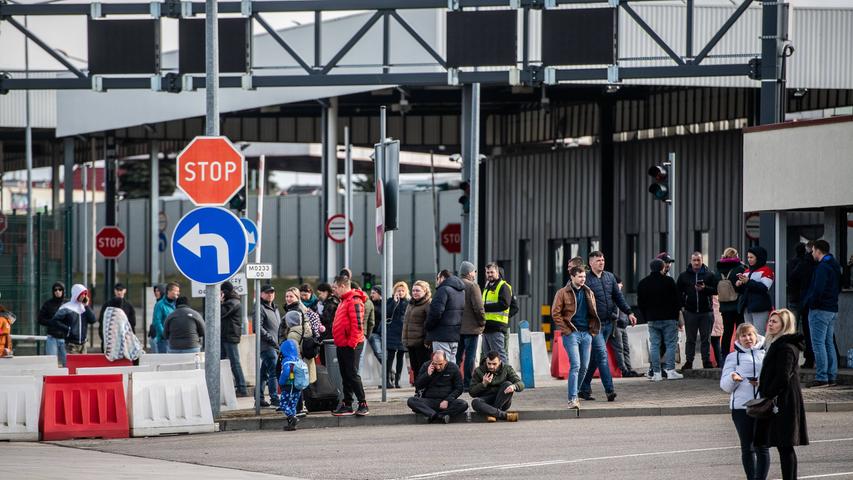 Wegen des russischen Angriffs auf die Ukraine sind nach Schätzungen des UN-Flüchtlingshilfswerks bis Samstag weit mehr als 100.000 Menschen in Nachbarländer geflüchtet. Allein nach Polen seien an den ersten beiden Tagen der Invasion etwa 75.000 Menschen geflüchtet, sagte der deutsche UNHCR-Sprecher Chris Melzer der Deutschen Presse-Agentur. Wegen des russischen Angriffs auf die Ukraine sind nach Schätzungen des UN-Flüchtlingshilfswerks bis Samstag weit mehr als 100.000 Menschen in Nachbarländer geflüchtet. Allein nach Polen seien an den ersten beiden Tagen der Invasion etwa 75.000 Menschen geflüchtet, sagte der deutsche UNHCR-Sprecher Chris Melzer der Deutschen Presse-Agentur.