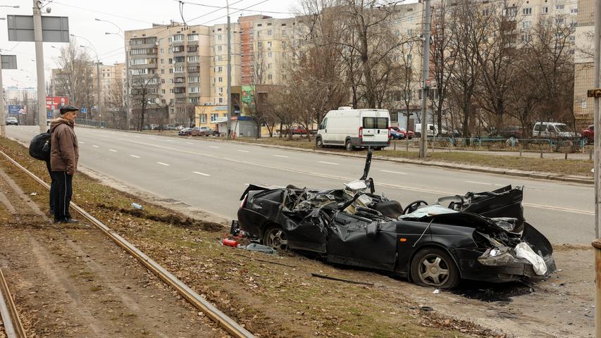 Russische "Saboteure" sollen sich im Bezirk Obolon im Norden Kiews aufhalten, teilt das ukrainische Verteidigungsministeriums am Freitag mit. Videos, die in den sozialen Netzwerken geteilt werden, zeigen wie ein Panzer in Obolon einen zivilen Pkw überrollt. Der Fahrer des Autos saß zu dem Zeitpunkt noch im Fahrzeug, überlebte den Vorfall aber.