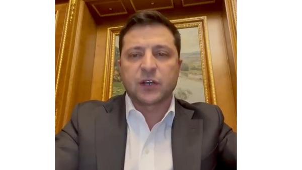 Auf diesem vom Pressebüro des ukrainischen Präsidenten zur Verfügung gestellten Foto wendet sich Selenskyj an die Nation. Der Präsident der Ukraine ruft im ganzen Land den Kriegszustand aus und ordnet die allgemeine Mobilmachung an.