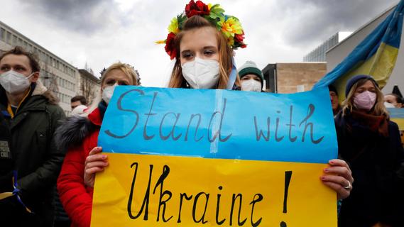 "Putin ist ein Mörder!": Tausende protestieren in Nürnberg gegen Ukraine-Krieg