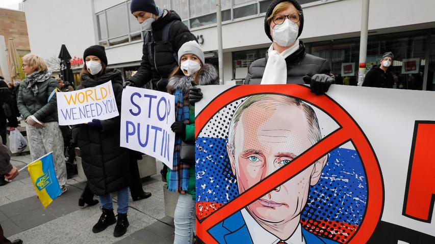 Mit Sprüchen wie "Puck Futin" oder "Putin = Killer" verschafften die Demonstranten ihrem Zorn über den russischen Präsidenten Luft.
