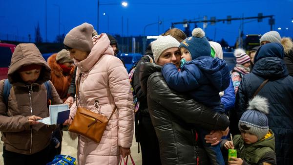 Wegen des russischen Angriffs auf die Ukraine sind nach Schätzungen des UN-Flüchtlingshilfswerks (UNHCR) bisher weit mehr als 100 000 Menschen in Nachbarländer geflüchtet, viele davon auch in die Slowakei. Das Bild zeigt den Grenzübergang Vysne Nemecke.