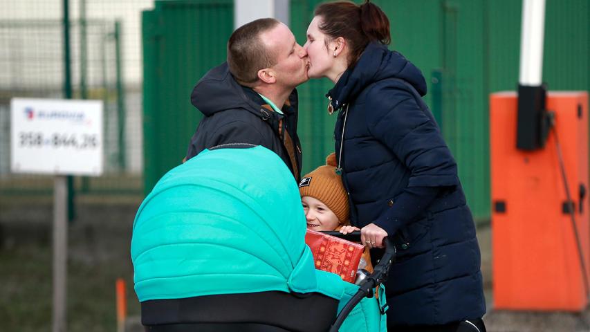 Ein ukrainisches Paar küsst sich am Grenzübergang in Polen, als sie sich wiedersehen.