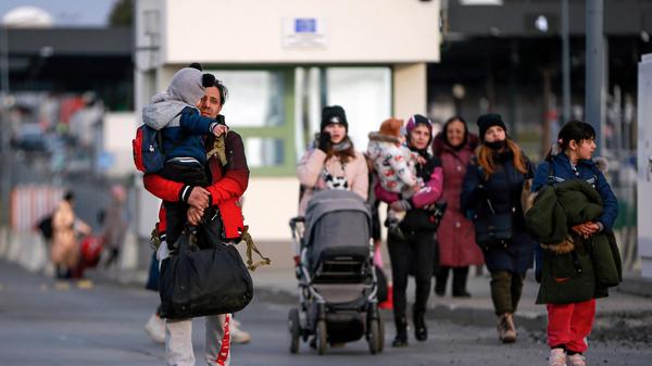 Allein nach Polen seien an den ersten beiden Tagen der Invasion etwa 75.000 Menschen geflüchtet, so das UNHCR.