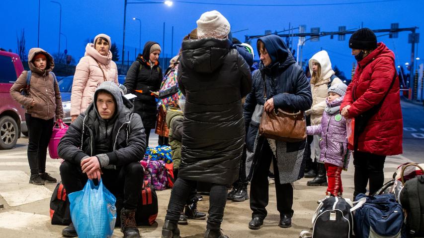 Das UNHCR habe auf der ukrainischen Seite bereits vor Tagen seine Vorräte aufgestockt. Dazu zählten Zelte, Decken und Kanister ebenso wie Hygieneartikel, Windeln oder Seife.
