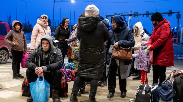 Das UNHCR habe auf der ukrainischen Seite bereits vor Tagen seine Vorräte aufgestockt. Dazu zählten Zelte, Decken und Kanister ebenso wie Hygieneartikel, Windeln oder Seife.