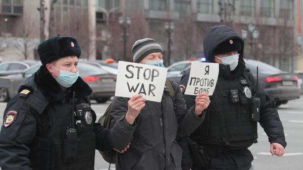 Das von der staatlichen russischen Nachrichtenagentur Sputnik veröffentlichte Bild zeigt wie Polizisten einen Teilnehmer einer Mahnwache gegen Russlands Militäroperation in der Ukraine auf dem Puschkin-Platz in Moskau festnehmen. Tausende schockierte Russen demonstrieren am Donnerstag gegen den Einmarsch ihres Landes in die Ukraine. Viele Russen sind nicht mit dem Kriegs-Kurs einverstanden. Bei Protesten in zahlreichen Städten werden Bürgerrechtlern zufolge mehr als 1700 Menschen festgenommen.