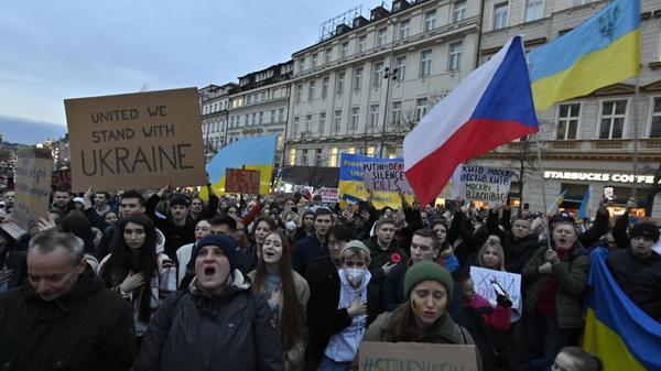 Der Einmarsch Russlands in die Ukraine löst in Deutschland und vielen anderen Staaten Wut und Bestürzung aus. Rund um den Globus gehen Demonstranten aus Solidarität zu dem osteuropäischen Land auf die Straße. In Prag finden die größten Aktionen mit insgesamt rund 5000 Demonstranten auf dem Wenzelsplatz in der Innenstadt sowie vor der russischen Botschaft im Diplomatenviertel Bubenec statt.