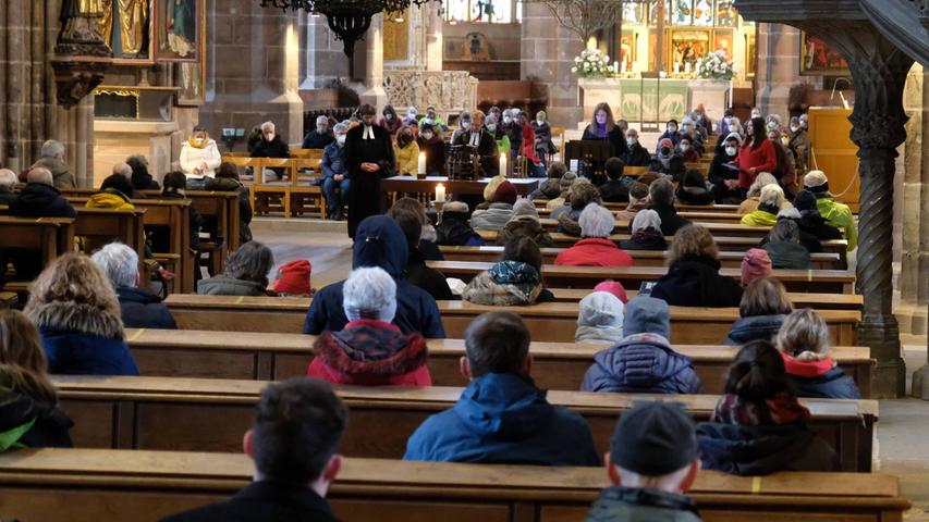 Beim anschließenden deutsch-ukrainisch-russischen Friedensgebet mit Fürbitten in drei Sprachen war die Lorenzkirche voll besetzt.
