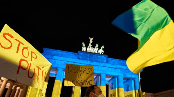Weltweite Solidaritätswelle für die Ukraine: Gebäude und Monumente werden in den blau-gelben Farben der ukrainischen Flagge beleuchtet - vom Brandenburger Tor über das römische Kolosseum und Downing Street 10 in London bis zur Flinders Street Station im australischen Melbourne. In Berlin versammeln sich laut Polizei am Donnerstagabend rund 2500 Menschen vor dem Brandenburger Tor, 1500 protestieren vor dem Bundeskanzleramt.