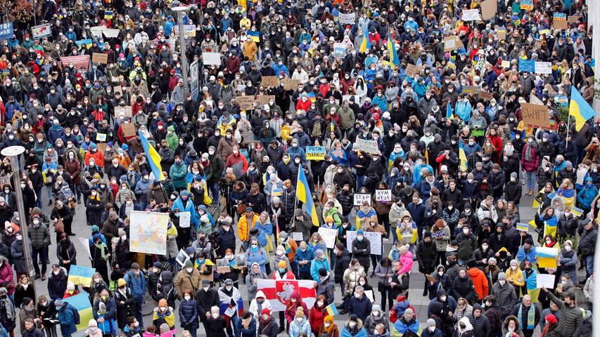 Rund um den Globus wird weiter aus Solidarität mit der Ukraine demonstriert. In mehreren deutschen Städten gingen Tausende auf die Straßen. Rund 3500 Menschen demonstrieren auf dem Nürnberger Kornmarkt.