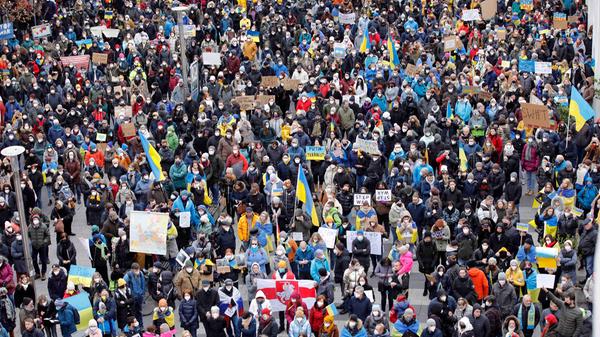 Rund um den Globus wird weiter aus Solidarität mit der Ukraine demonstriert. In mehreren deutschen Städten gingen Tausende auf die Straßen. Rund 3500 Menschen demonstrieren auf dem Nürnberger Kornmarkt.
