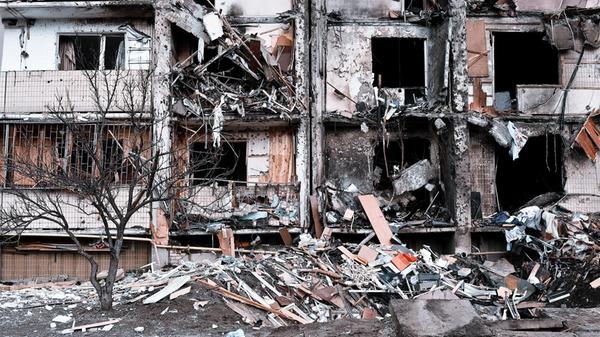 Die russische Armee ist bei ihrem Angriffskrieg gegen die Ukraine bis in die Hauptstadt Kiew vorgedrungen und rückt auf die wichtige Hafenstadt Odessa vor. Der ukrainische Außenminister Dmytro Kuleba berichtet von "schrecklichen russischen Raketenangriffen" auf die Millionenstadt Kiew. Russland macht der Ukraine am Freitag laut Kreml ein Angebot für mögliche Friedensverhandlungen in der belarussischen Hauptstadt Minsk. Der ukrainische Präsident Selenskyj hatte dem russischen Staatschef Putin zuvor zwei Mal ein Treffen angeboten.