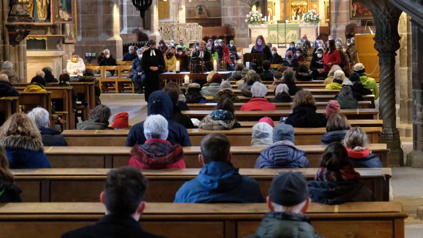 Beim Friedensgebet nach der Demonstration mit Fürbitten auf Deutsch, Ukrainisch und Russisch war die Lorenzkirche voll besetzt.
