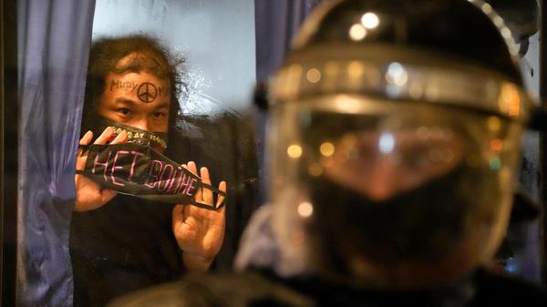 Immer mehr Russen rufen Putin in Petitionen zur sofortigen Beendigung des Krieges gegen die Ukraine auf. "Wir, russische Ärzte, Krankenschwestern und Sanitäter, sind entschieden gegen kriegerische Handlungen, die von den russischen Streitkräften auf dem Gebiet der Ukraine vollzogen werden", hieß es in einem Schreiben mit mehr als 300 Unterschriften. Dutzende russische Hilfsorganisationen veröffentlichten einen offenen Brief an Putin mit der Bitte, den Krieg zu beenden. "Krieg ist eine humanitäre Katastrophe, die Schmerz und Leid vermehrt. (…) Wir halten gewaltsame Methoden zur Lösung politischer Konflikte für unmenschlich und rufen Sie zur Beendigung des Feuers und zum Beginn der Verhandlungen auf." Bei Straßenprotesten gegen Putins Krieg gibt es seit Donnerstag mehr als 2000 Festnahmen.