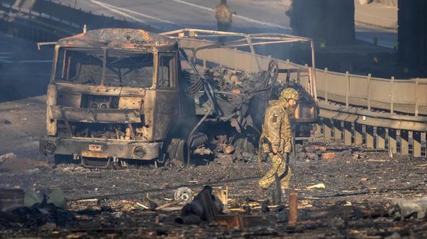 Kiew: Ein ukrainischer Soldat geht an den Trümmern eines ausgebrannten Militärlastwagens vorbei. Der Kreml behauptet, die Ukraine habe am Samstag Friedensverhandlungen mit Russland abgelehnt. Daher werde der "Vormarsch der wichtigsten russischen Streitkräfte" wieder aufgenommen, sagt Kremlsprecher Dmitri Peskow der Agentur Interfax zufolge. Die ukrainische Führung dementiert. "Ihre Kommentare, dass wir Verhandlungen abgesagt hätten, sind lediglich Teil ihrer Taktik", sagt Präsidentenberater Mychajlo Podolak einer Mitteilung zufolge.