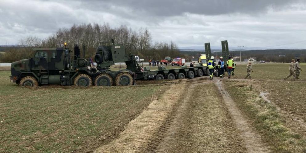 Der gestrandete Sattelzug wog fast 50 Tonnen - zu viel für den aufgeweichten Boden.