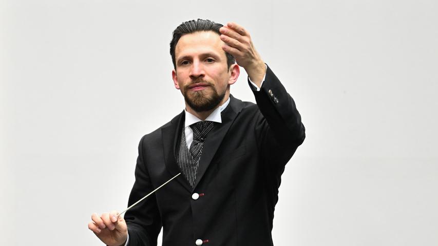 Cornelius Meister, GMD der Staatsoper Stuttgart, dirigiert in diesem Sommer "Tristan und Isolde" und damit die Eröffnung der Bayreuther Festspiele am 25. Juli 2022.