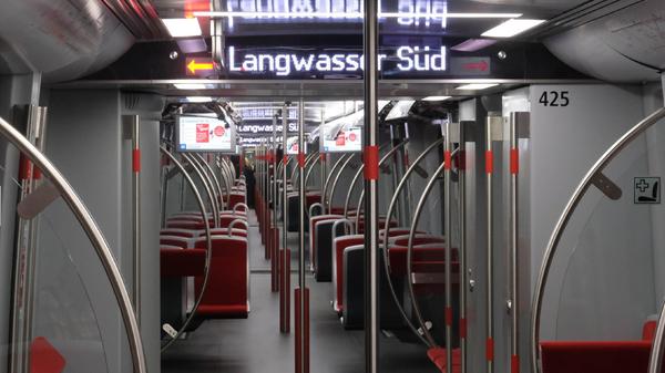 Die Wagen bieten Platz für deutlich mehr Passagiere, sind voll und ganz barrierefrei und klimatisiert.