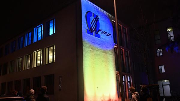 Schüler des Ohm-Gymnasiums strahlen ihre Schule in den Farben der Ukraine an