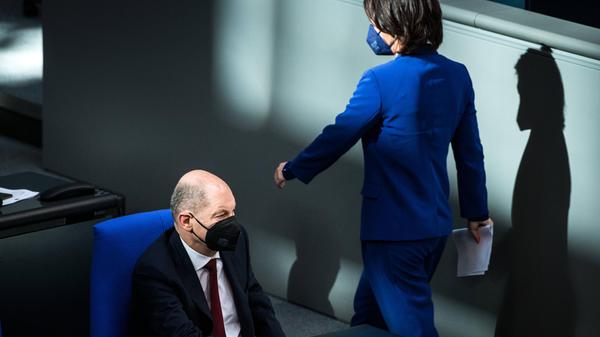 Bundeskanzler Olaf Scholz (SPD) und Aussenministerin Annalena Baerbock (Die Gruenen) im Bundestag bei einer Sondersitzun