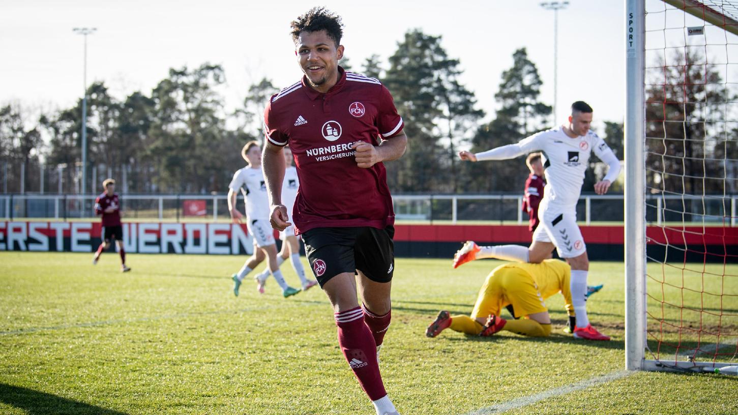 So jubeln sah man Paul-Philipp Besong nur in der Nürnberger U23. So jubeln sah man Paul-Philipp Besong nur in der Nürnberger U23.