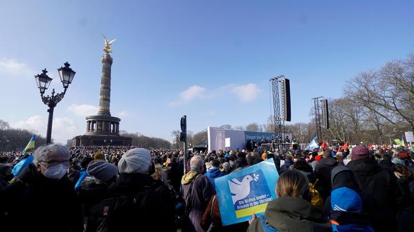 Der Bereich zwischen Brandenburger Tor und Siegessäule sei unter Corona-Bedingungen bereits voll ausgelastet. Deswegen werde der Demonstrationsbereich bis zum S-Bahnhof Tiergarten und in die anderen Straßen um die Siegessäule auf dem Großen Stern ausgeweitet.
