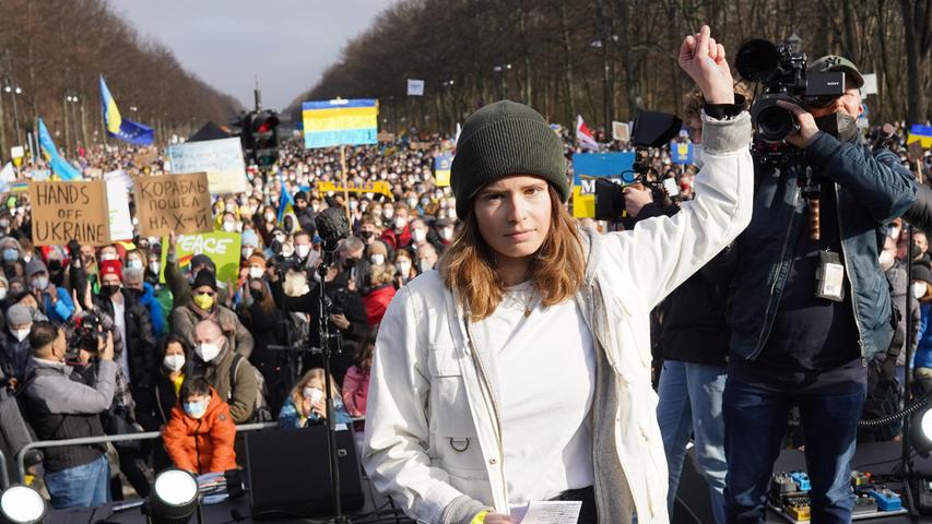 Klimaaktivistin Luisa Neubauer dreht sich um nach ihrer Rede bei einer Demonstration unter dem Motto "Stoppt den Krieg! Frieden für die Ukraine und ganz Europa" gegen den russischen Angriff auf die Ukraine .