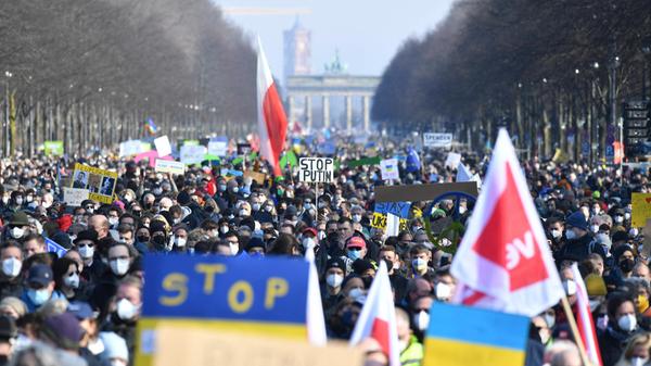 Ein Bündnis aus Gewerkschaften, Kirchen, Initiativen, Umweltschutzorganisationen und Friedensgruppen rief zu der Demonstration auf.