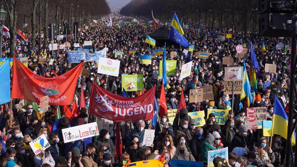 In zahlreichen Städten Deutschlands und anderer Länder demonstrieren erneut Menschen für Frieden und fordern ein Ende des Ukraine-Krieges. In Berlin gehen so viele Demonstranten auf die Straße wie lange nicht mehr. Bei einer der größten Demonstrationen der jüngeren deutschen Geschichte gehen mehr als Hunderttausend Menschen gegen den Krieg in der Ukraine auf die Straße. Die Polizei spricht am Sonntag von einer Teilnehmerzahl im unteren sechsstelligen Bereich, die Veranstalter sprechen von einer halben Million Teilnehmern.