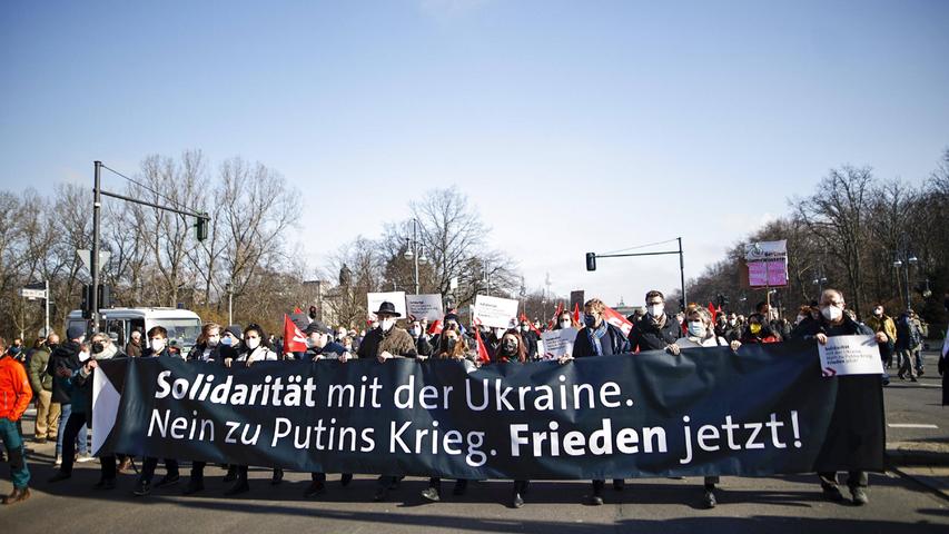 Auch die SPD rief in Berlin zur Demonstration, gegen den Einmarsch Russlands in die Ukraine, unter dem Motto - Gemeinsam ein Zeichen fuer den Frieden Setzen - auf. Solidaritaet mit der Ukraine. Nein zu Putins Krieg. Frieden Jetzt.